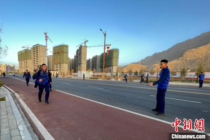 負(fù)重5公里體能訓(xùn)練?！∥鞑厣窒揽傟?duì)特勤大隊(duì) 供圖