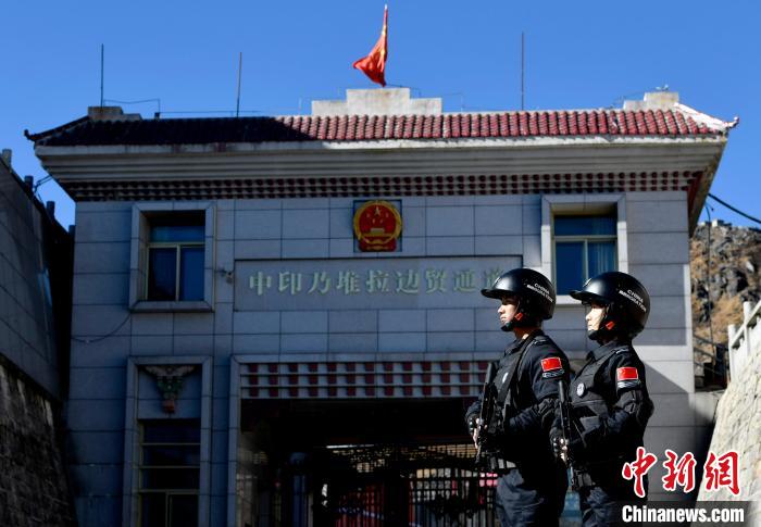 西藏亞?wèn)|：移民警察守護(hù)國(guó)門(mén)一線(xiàn)