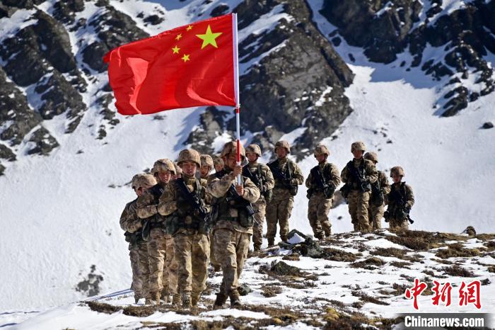 官兵們在巡邊途中?！≡裢?攝