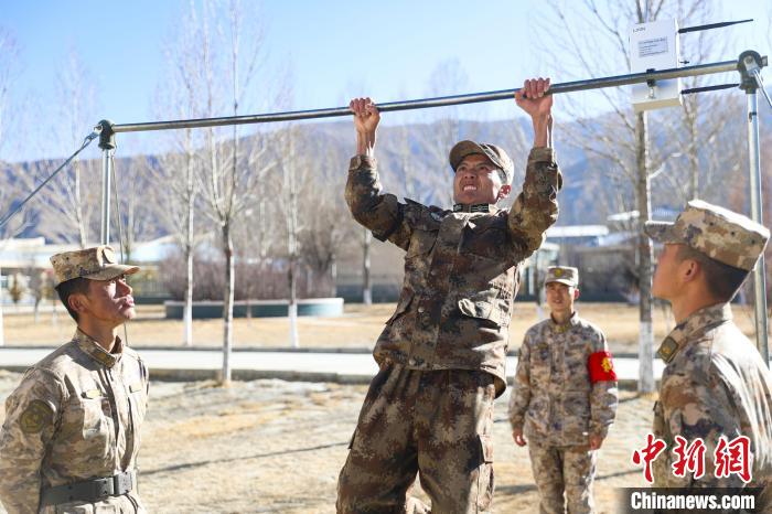 單杠引體向上現(xiàn)場(chǎng)，選手竭盡全力突破自我?！敲衫?攝