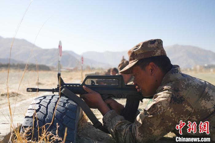 參賽民兵在進(jìn)行瞄準(zhǔn)?！敲衫?攝