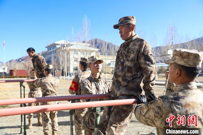 雙杠臂屈伸項(xiàng)目競(jìng)賽現(xiàn)場(chǎng)?！敲衫?攝