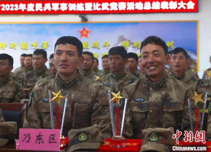 表彰大會(huì)上，獲獎(jiǎng)選手開(kāi)心瞬間?！敲衫?攝