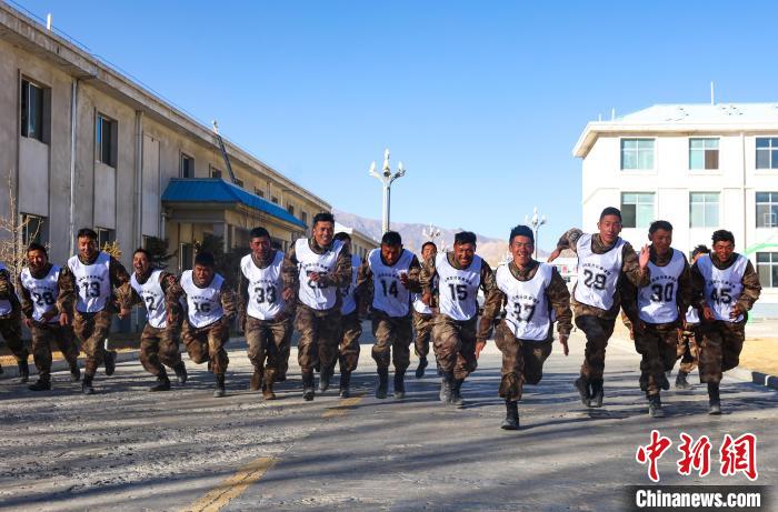 3000米開(kāi)賽，選手們奮勇?tīng)?zhēng)先?！敲衫?攝