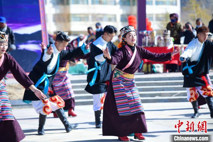 圖為藝術(shù)團表演“扎西果諧”。　貢嘎來松 攝