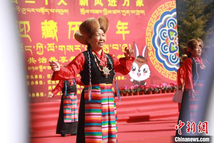 圖為藏歷新年活動(dòng)現(xiàn)場(chǎng)?！埩?攝