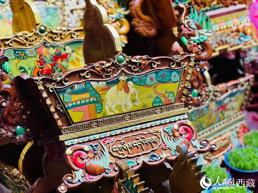年貨市場上的切瑪盒（切瑪盒是藏歷新年吉祥物，是在精制斗型木盒中用隔板分開，分別盛入炒麥粒和糌粑，插上仔卓，象征著人壽年豐、吉祥如意）。人民網(wǎng) 次仁羅布攝