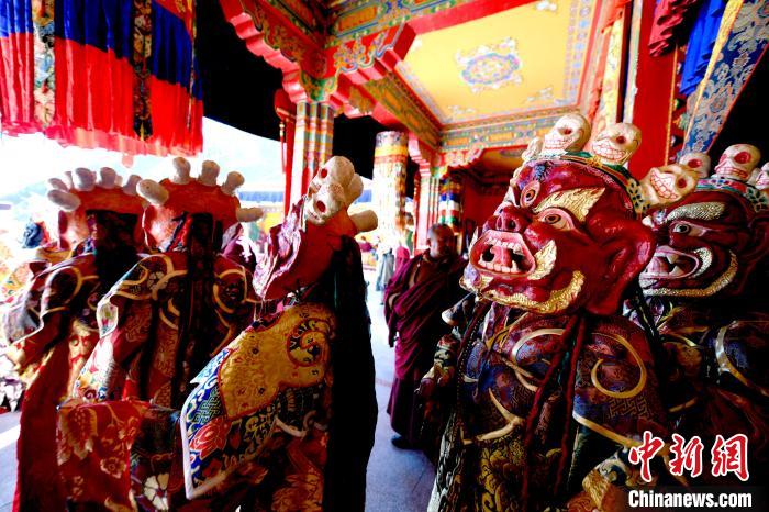 2月19日，楚布寺僧人們佩戴面具準(zhǔn)備參加跳神活動。　李林 攝