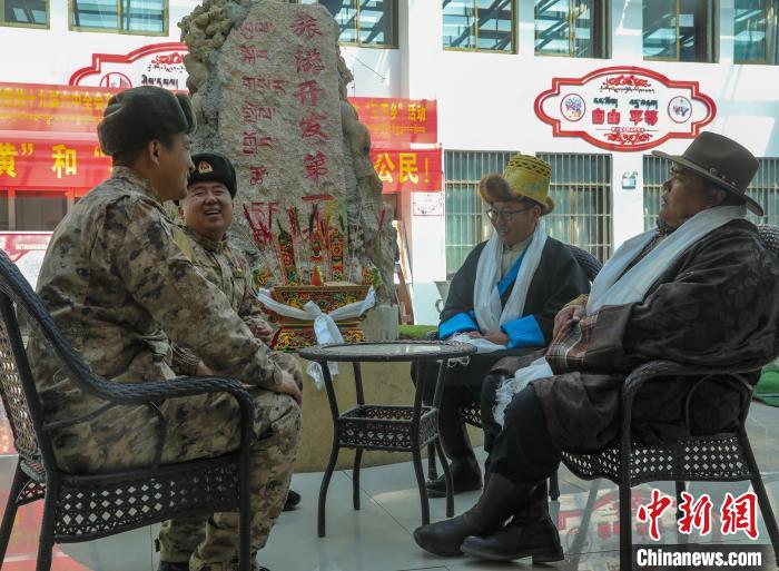圖為阿里軍分區(qū)某邊防團官兵與駐地群眾拉家常?！詵| 攝