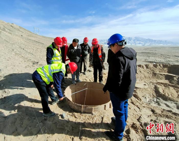 圖為施工人員檢查樁基護筒中心位置?！⒁婧?攝