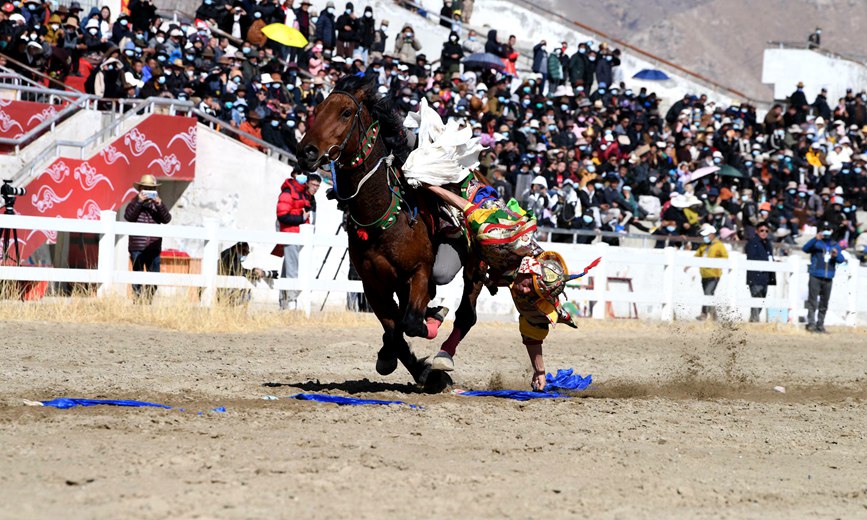 藏歷新年，精彩的馬術(shù)表演。潘多攝