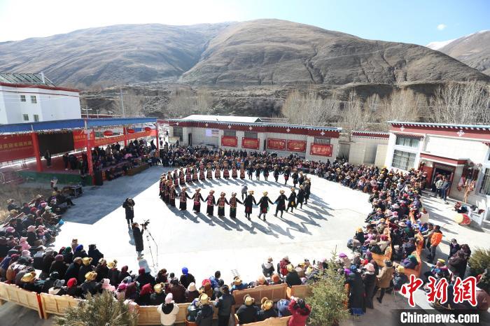 圖為匯報演出現(xiàn)場?！愔闈扇?攝