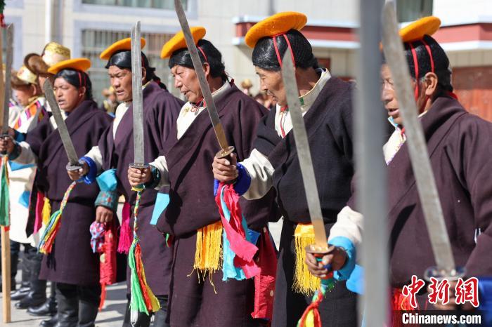 圖為藝人們手持藏刀表演加麻百·甲江?！愔闈扇?攝