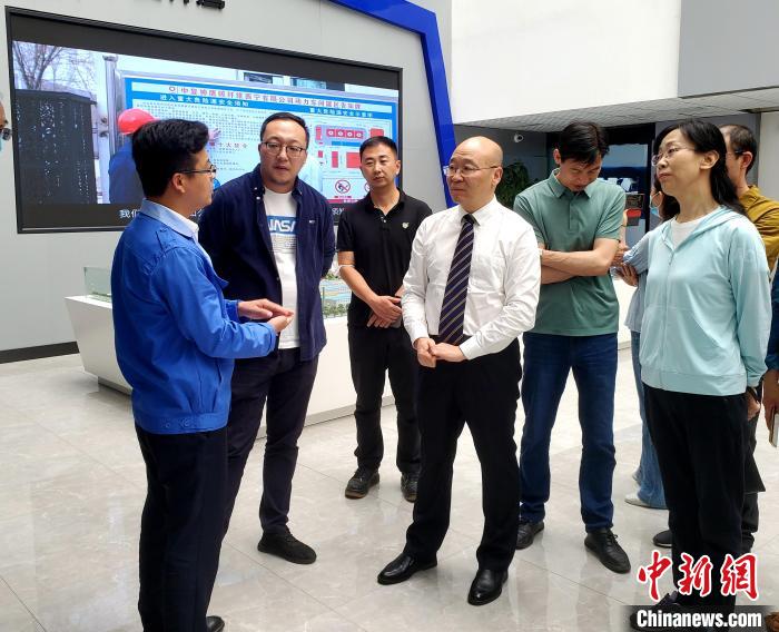 圖為全國(guó)政協(xié)委員、農(nóng)工黨青海省委主委王昆(中)在企業(yè)調(diào)研?！」鶟M(mǎn)福 供圖