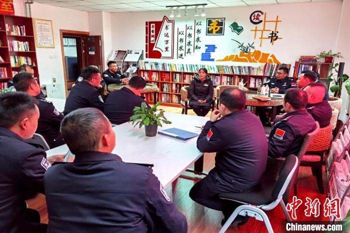 圖為亞東出入境邊防檢查站民警與銀行業(yè)務(wù)人員進行金融知識深入交流?！『?攝