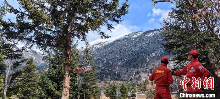 正在進(jìn)行斜向救援?！∥骼@拉翁 攝