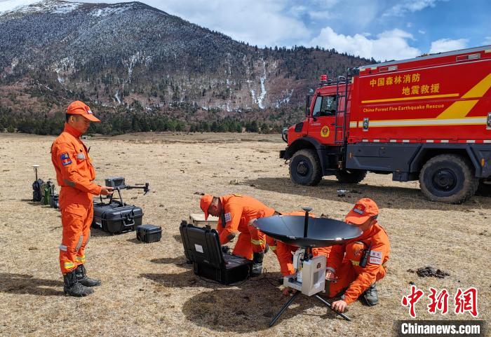 正在進(jìn)行通信通聯(lián)訓(xùn)練?！∥骼@拉翁 攝