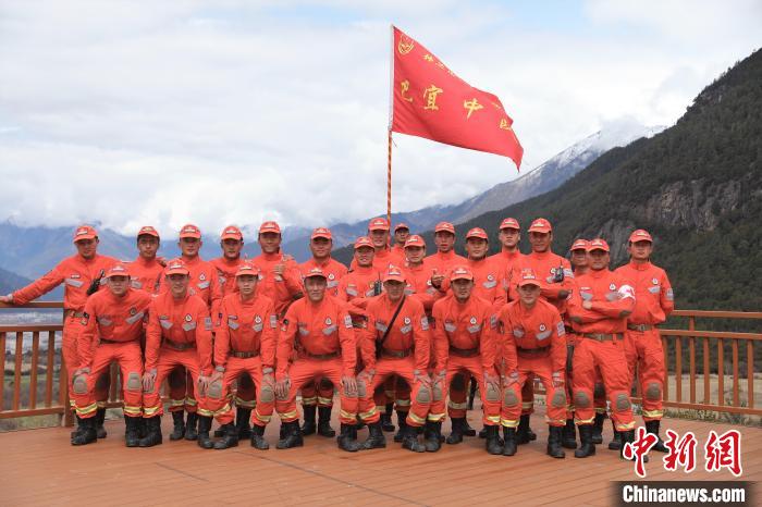 合影留念。　西繞拉翁 攝