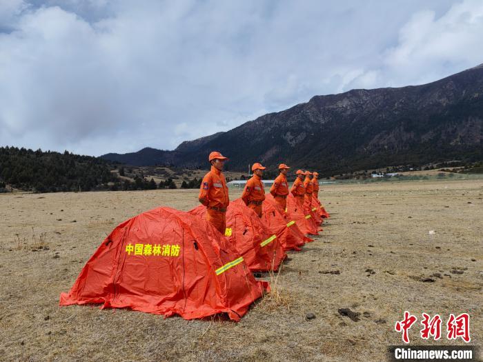 正在進(jìn)行帳篷搭設(shè)。　西繞拉翁 攝