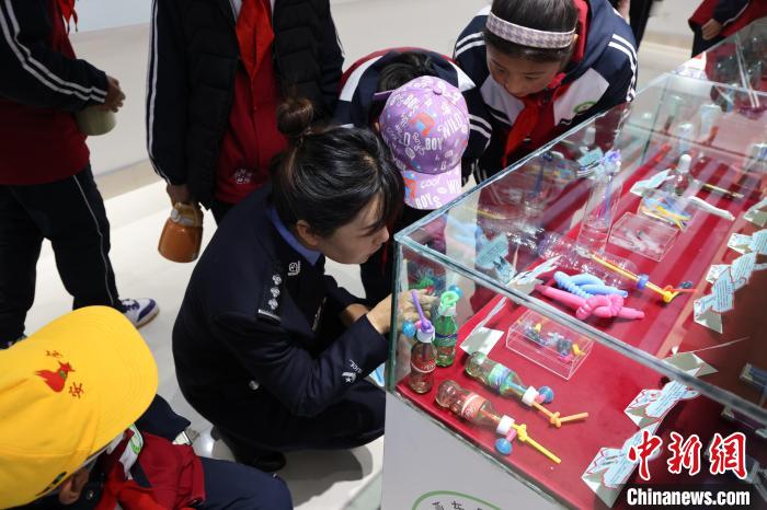 圖為亞東邊檢站民警為駐地小學(xué)生開展禁毒教育。　胡利媛 攝