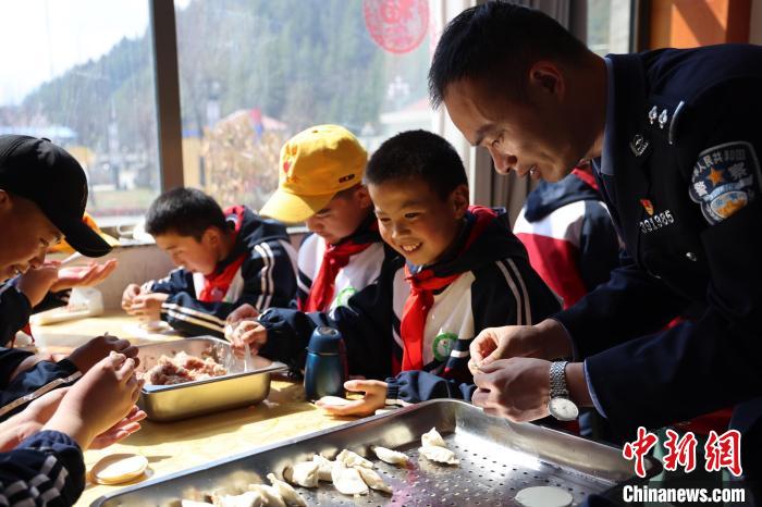 圖為亞東邊檢站民警與駐地小學(xué)生其樂融融包餃子?！『?攝