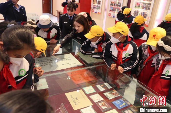 圖為亞東邊檢站民警為駐地小學(xué)生講解該站榮譽(yù)發(fā)展史?！『?攝