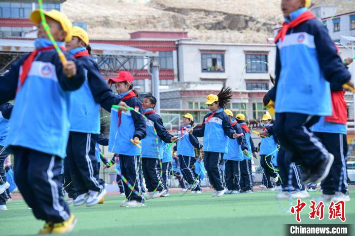 圖為學(xué)生正在練習(xí)跳繩?！∝暩聛硭?攝