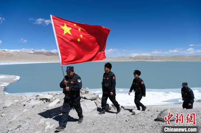 4月5日，普瑪江塘邊境派出所民輔警進行邊境巡邏?！〗w波 攝