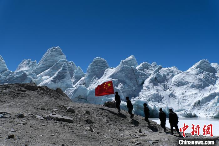 4月5日，普瑪江塘邊境派出所民輔警巡邏至四零冰川附近?！〗w波 攝