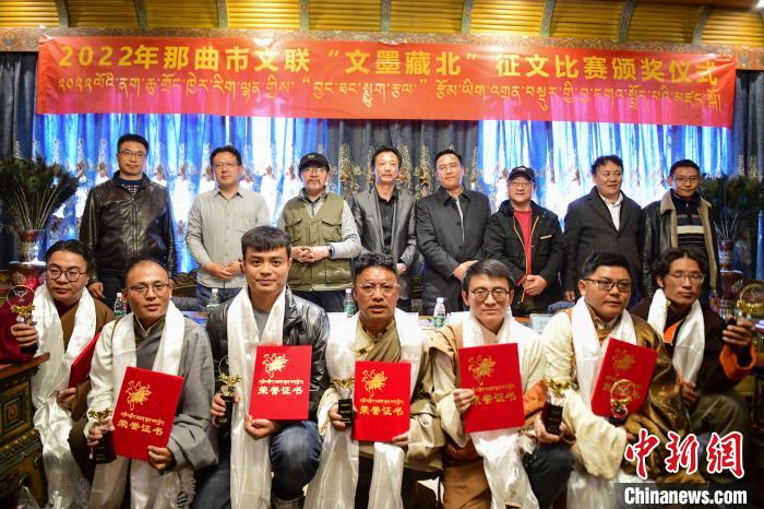 圖為獲獎人員合影留念?！∝暩聛硭?攝