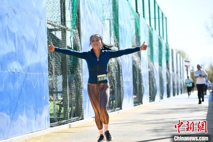 圖為5公里歡樂跑現(xiàn)場(chǎng)?！∝暩聛硭?攝