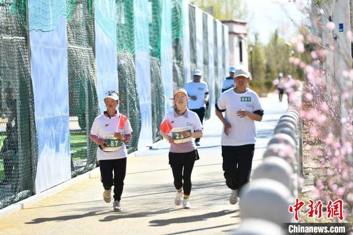 圖為5公里歡樂跑現(xiàn)場(chǎng)?！∝暩聛硭?攝