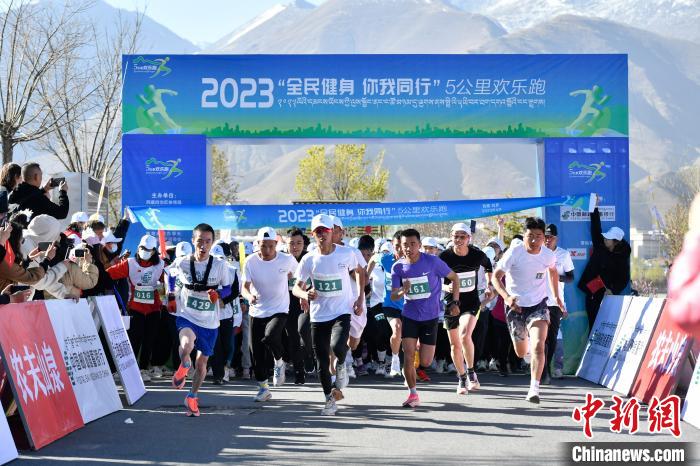 圖為5公里歡樂跑現(xiàn)場(chǎng)?！∝暩聛硭?攝