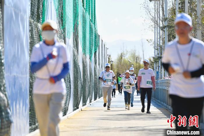 圖為5公里歡樂跑現(xiàn)場(chǎng)?！∝暩聛硭?攝