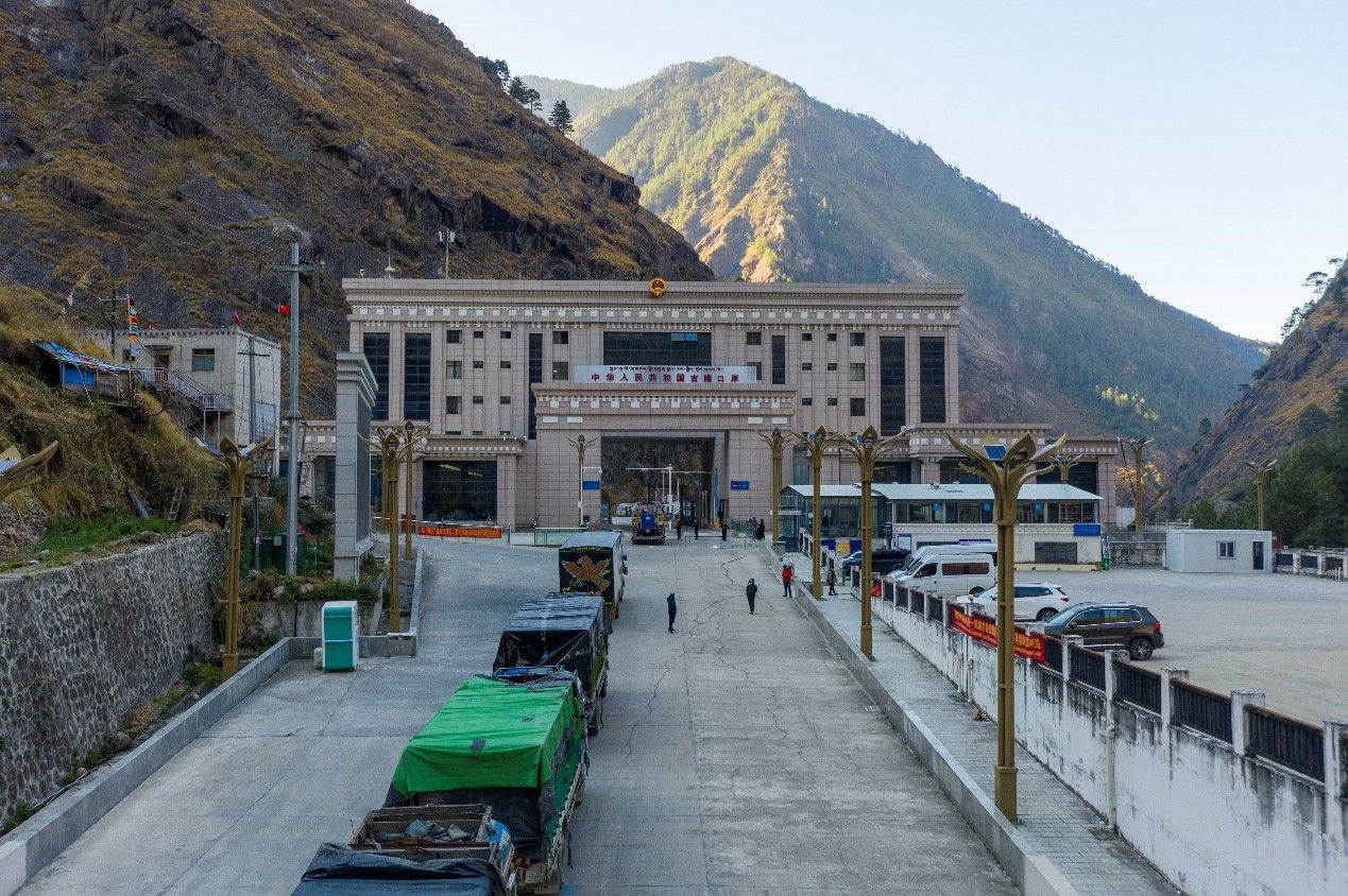 吉隆口岸正在等待出境的車輛。人民網(wǎng)記者 唐宋攝