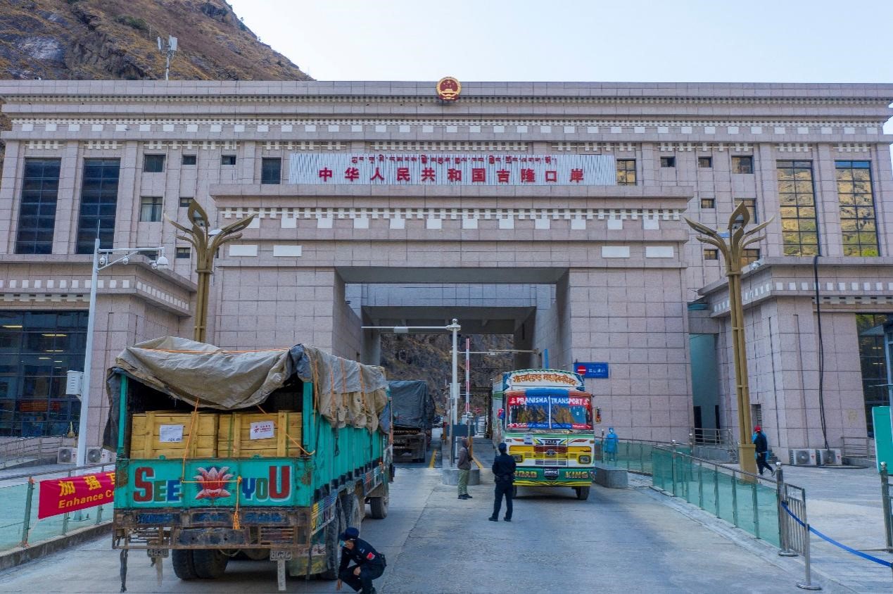 吉隆口岸移民管理警察正在檢查出入境車輛。人民網(wǎng)記者 唐宋攝