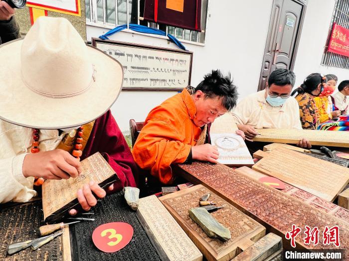 圖為2022年，聶榮縣當(dāng)木江鄉(xiāng)“鄉(xiāng)村振興那曲奮進(jìn)”活動(dòng)雕刻比賽現(xiàn)場(chǎng)。資料圖 那曲市“鄉(xiāng)村振興 那曲奮進(jìn)”活動(dòng)辦供圖