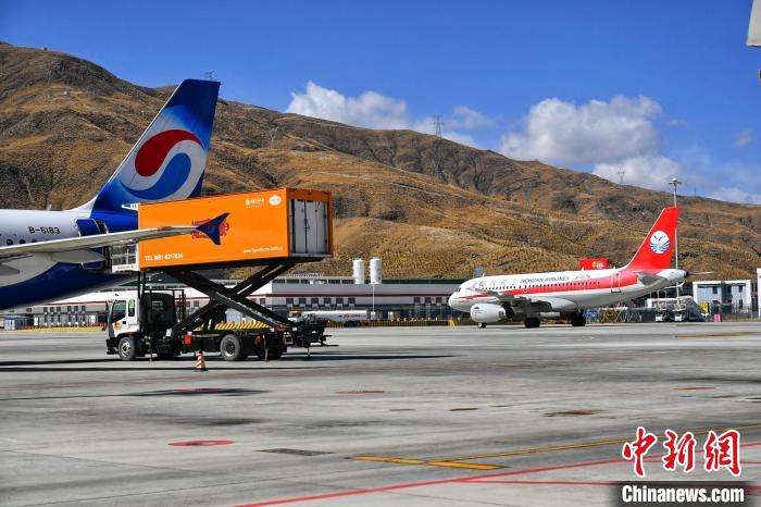 圖為藍(lán)天下的高原機(jī)場(chǎng)?！≈芎?攝