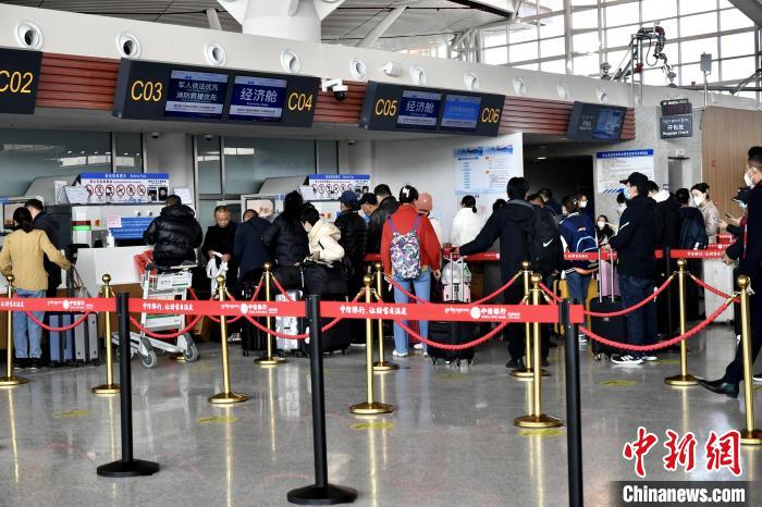 圖為旅客辦理登機(jī)手續(xù)。　周航 攝