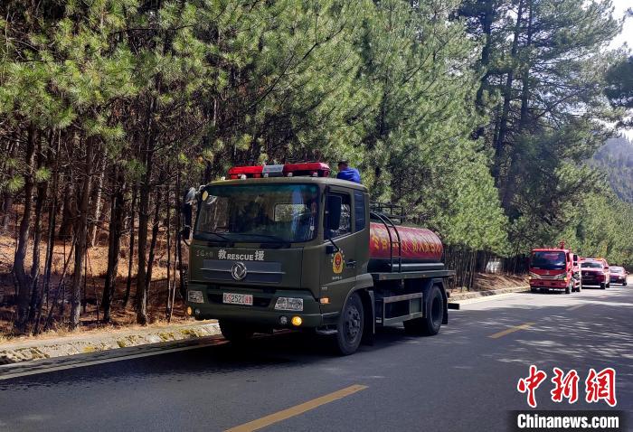 林芝市森林消防支隊(duì)米林中隊(duì)在米林縣一帶開(kāi)展灑水增濕作業(yè)。　趙健宇 攝