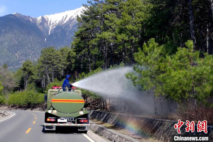 林芝市森林消防支隊(duì)米林中隊(duì)在米林縣一帶開(kāi)展灑水增濕作業(yè)?！≮w健宇 攝