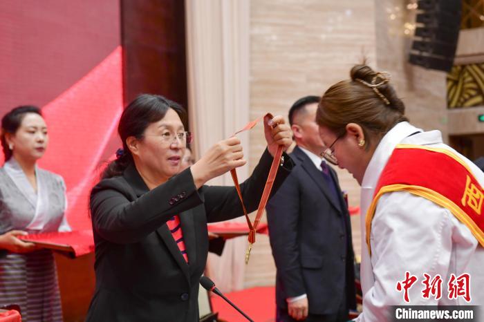 西藏舉辦“西藏十佳醫(yī)生、十佳護(hù)士”“西藏健康衛(wèi)士”表彰大會(huì)