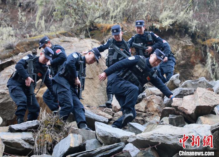 山南邊境管理支隊(duì)玉麥邊境派出所民警在邊境巡邏途中穿過亂石區(qū)?！∴嶇?攝