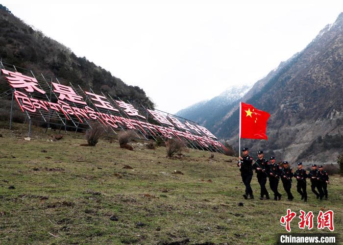 山南邊境管理支隊(duì)玉麥邊境派出所民警在轄區(qū)開展巡邏。　鄭琦山 攝