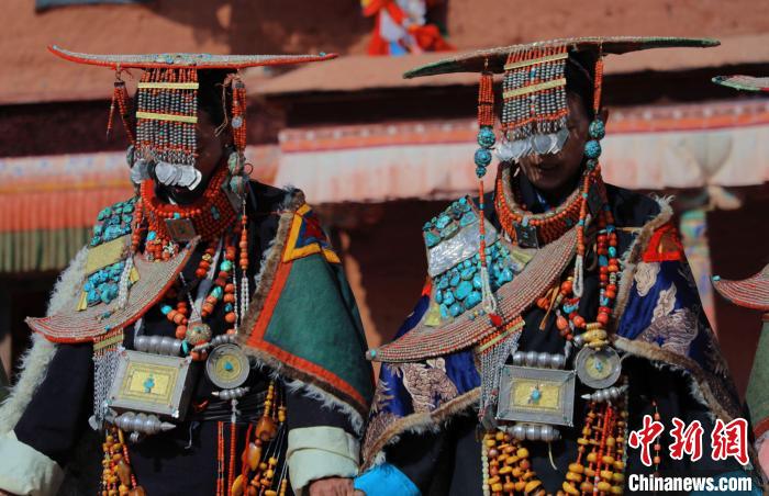圖為參展攝影師拍攝的西藏阿里普蘭飛天服飾?！≈鬓k方 供圖