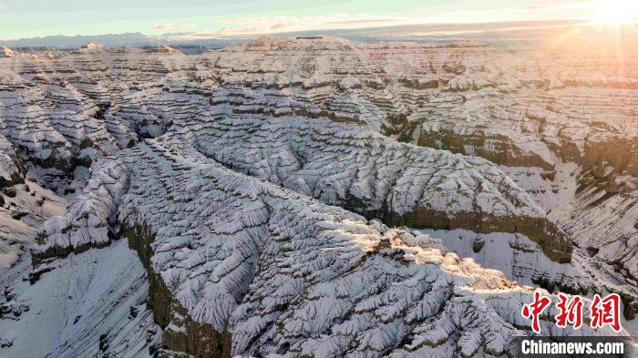 圖為參展攝影師拍攝的西藏阿里札達(dá)土林雪后風(fēng)光?！≈鬓k方 供圖
