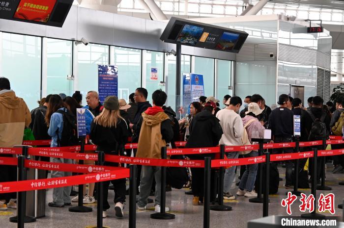 圖為“五一”期間，拉薩貢嘎機(jī)場(chǎng)旅客密集出行?！≡黝D珠 攝