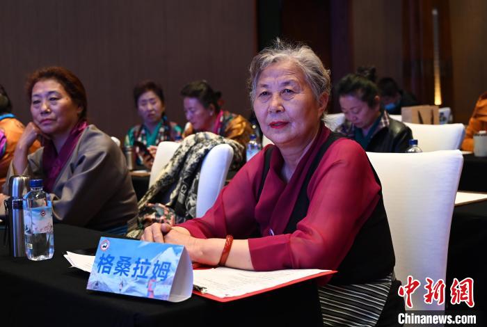 圖為西藏銀發(fā)旅游產(chǎn)品體驗(yàn)團(tuán)老年代表?！≮w朗 攝