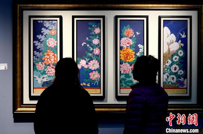 圖為5月16日，觀眾正在欣賞展覽中的新創(chuàng)唐卡作品?！±盍?攝