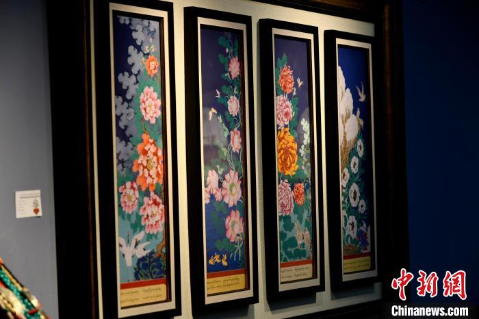圖為5月16日，展覽中新創(chuàng)唐卡作品《四季花》?！±盍?攝